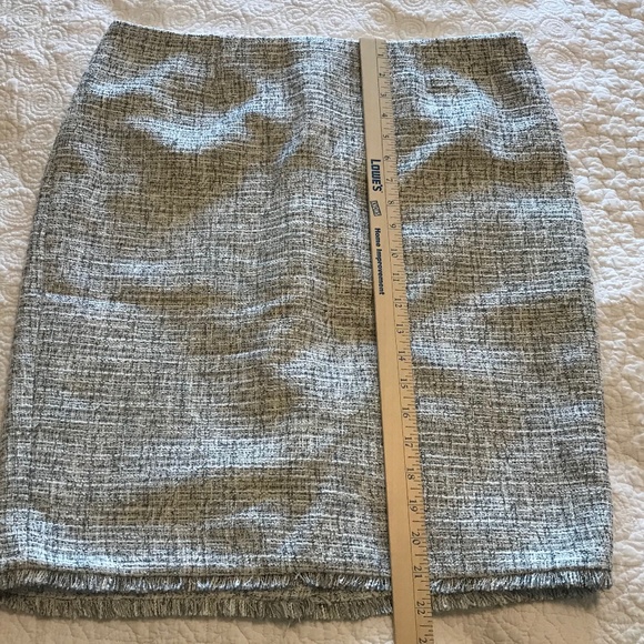 Beautiful Calvin Klein black, gray, black & white lined tweed midi skirt (12) - Picture 6 of 15